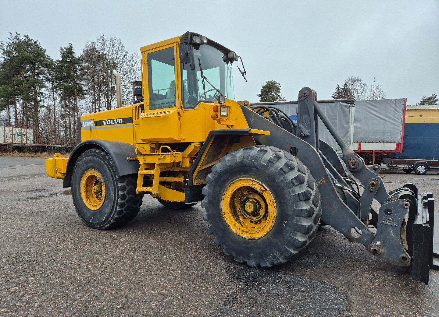 Myyd��n Volvo L120C py�r�kuormaaja